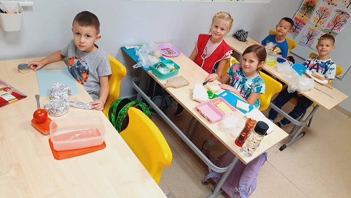 Smacznie, zdrowo, kolorowo, czyli pierwszaki robią kanapki