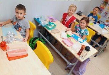 Smacznie, zdrowo, kolorowo, czyli pierwszaki robią kanapki