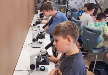 Pracowali na mikroskopach