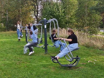 Marsz i siłownia pod chmurką