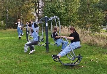 Marsz i siłownia pod chmurką